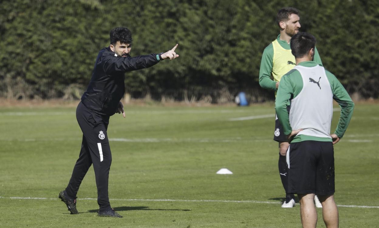 Guillermo Fernández Romo da instrucciones a sus futbolistas en La Albericia. 