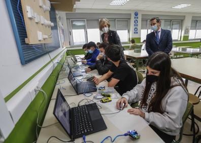 Imagen secundaria 1 - La consejera Marina Lombó ha visitado el IES Miguel Herrero Pereda.