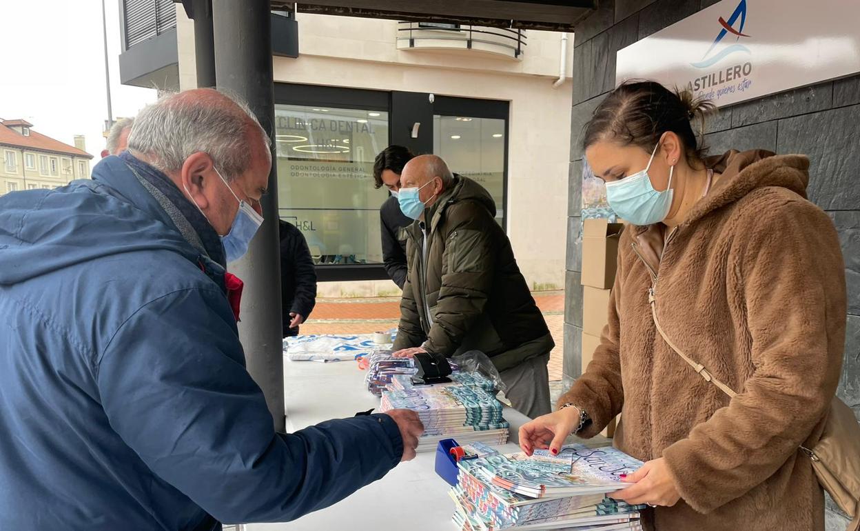 El alcalde, Javier Fernández Soberón, la concejala de Festejos, Cristina Laza, y personal municipal comenzaron esta mañana con el reparto de los libros de fiestas en El Almacén de las Artes. 