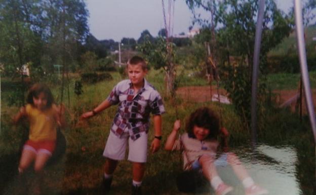 La única foto que Larionov conserva de su infancia en Tanos. El resto de álbunes se quedaron en Donetsk. 