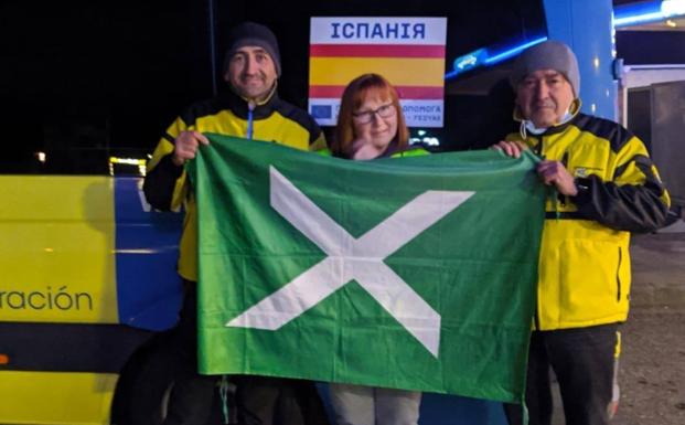 Juan Carlos, 'Choche' -voluntarios de la DYA de Castro- y Alicia, ucraniana afincada en el municipio, esta pasada noche en la frontera de Francia con Alemania, en Lagow.