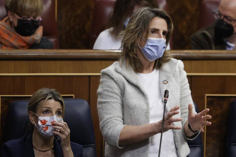 Las vicepresidentas Teresa Ribera y Yolanda Díaz, hoy en el Congreso. 