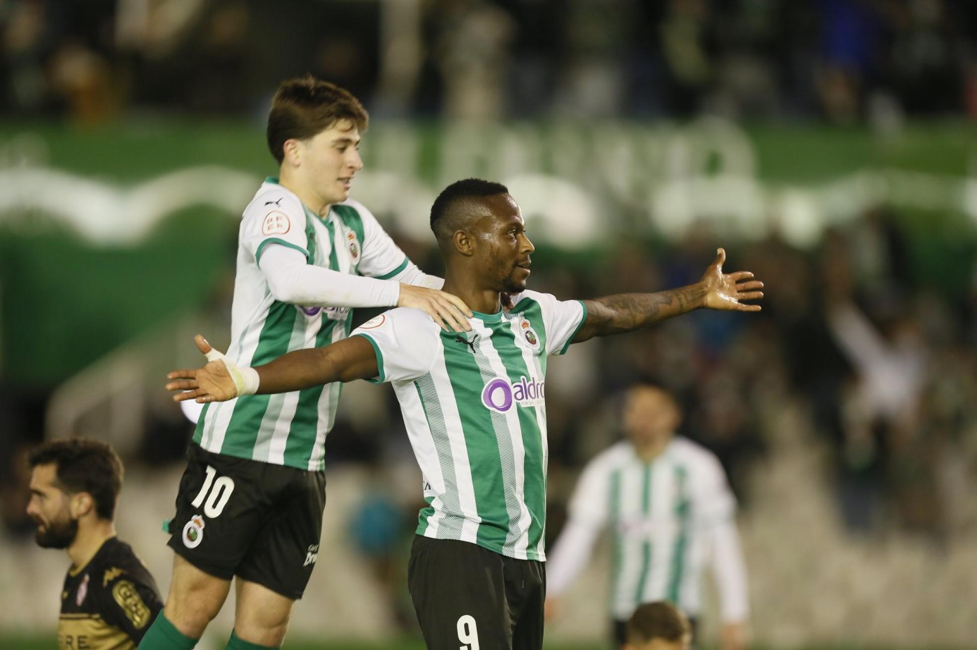 Pablo Torre y Cedric celebran uno de los goles del nigeriano. daniel pedriza