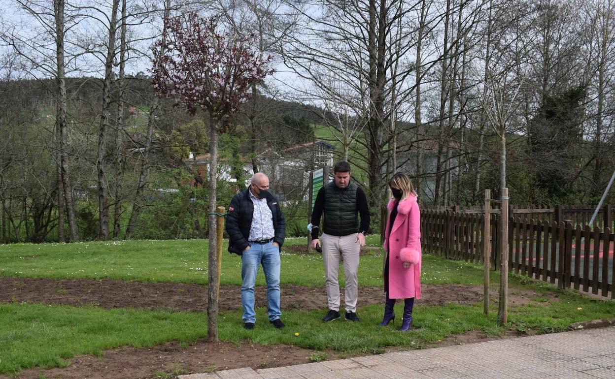 La alcaldesa, Verónica Samperio, junto al concejal de Urbanismo, Alfredo Rodríguez, y Deportes, Luis Sañudo, durante la visita al lugar donde se construirá el campo de fútbol 7. 