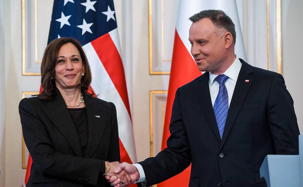 Kamala Harris y el presidente polaco, Andrzej Duda, en Varsovia. 