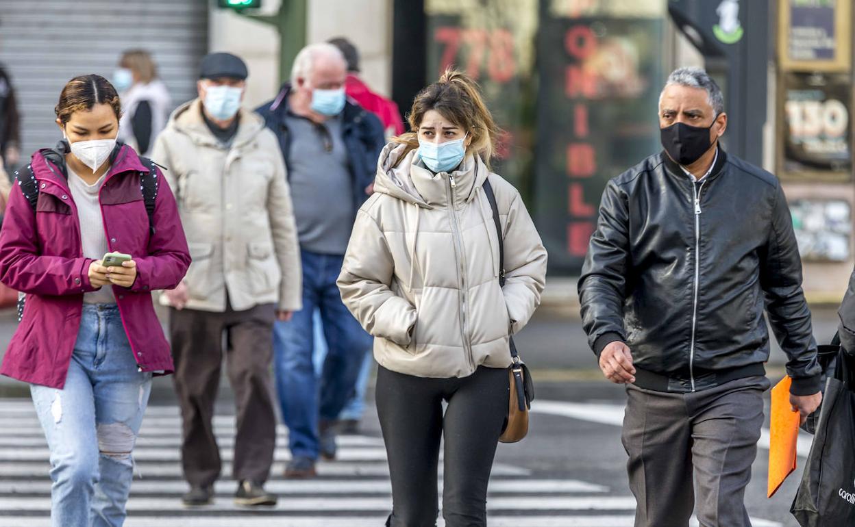 Después del fin de las mascarillas en la calle, el Gobierno central ya piensa en suprimirlas también en los interiores.