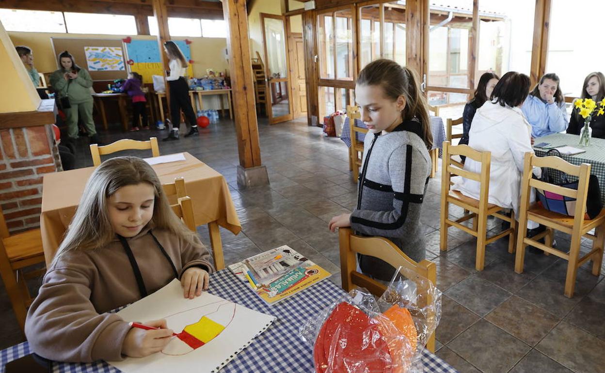 Dos niñas llegadas ya a San Vicente de la Barquera. 