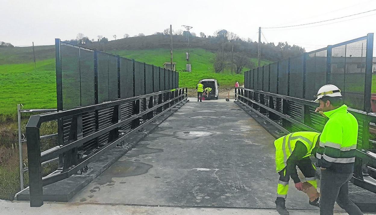 Operarios realizan las últimas labores de cara a la apertura del puente. 