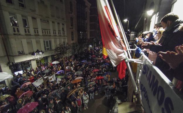 Imagen principal - Arriba, desde el balcón del Ayuntamiento durante el pregón de las fiestas. Abajo, dos imágenes del concierto de Los Mojinos, que ha reunido a más de un millar de personas.