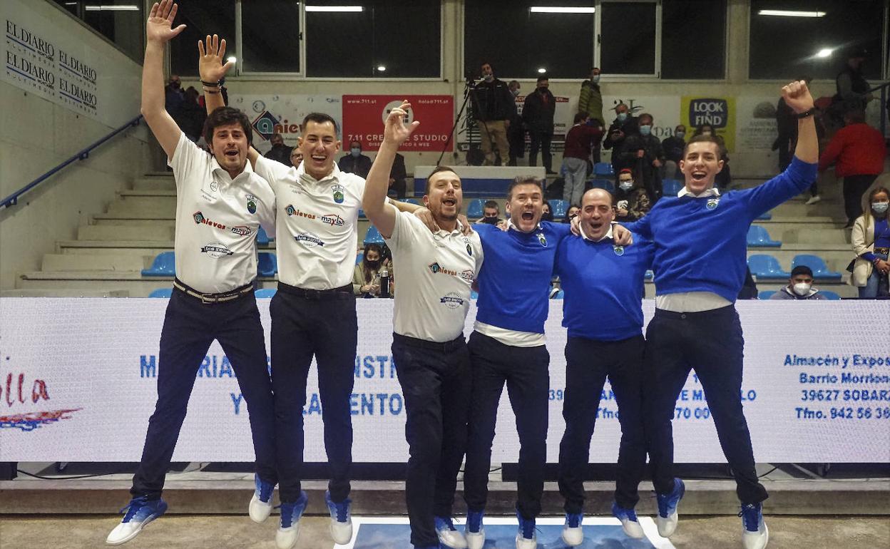 Los jugadores de Peñacastillo Mario Pinta, Víctor González, Sebi Iturbe, Rubén Haya, Senen Castillo y José Manuel González celebran el triunfo en la Copa Apebol.