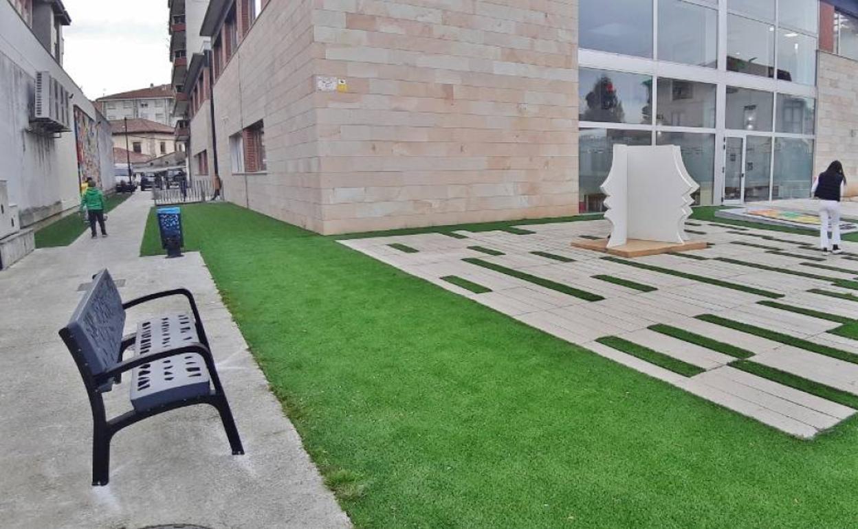 Nuevos bancos y papeleras adaptados a los jardines de la recién estrenada biblioteca municipal.