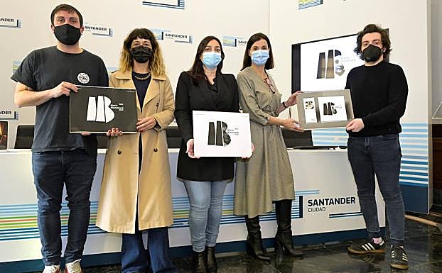 Curro Gallego-Preciados (a la derecha) sujeta junto a la alcaldesa de Santander el logotipo que presidirá el programa de actividades del 90 aniversario del fallecimiento de la pintora.