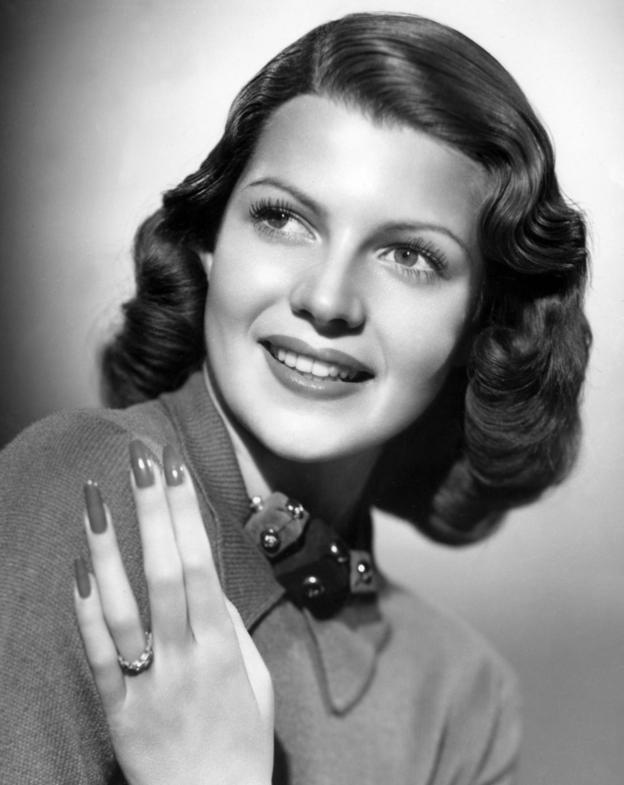 Uñas de moda en la década de los 40 con la actriz Rita Hayworth.