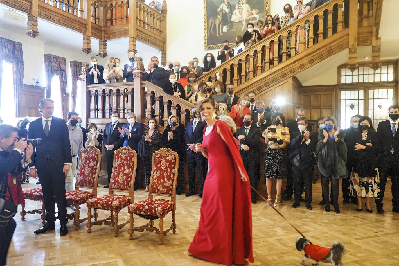 Noelia Mancebo llegando al salón principal ante la expectación de numerosos fotógrafos improvisados