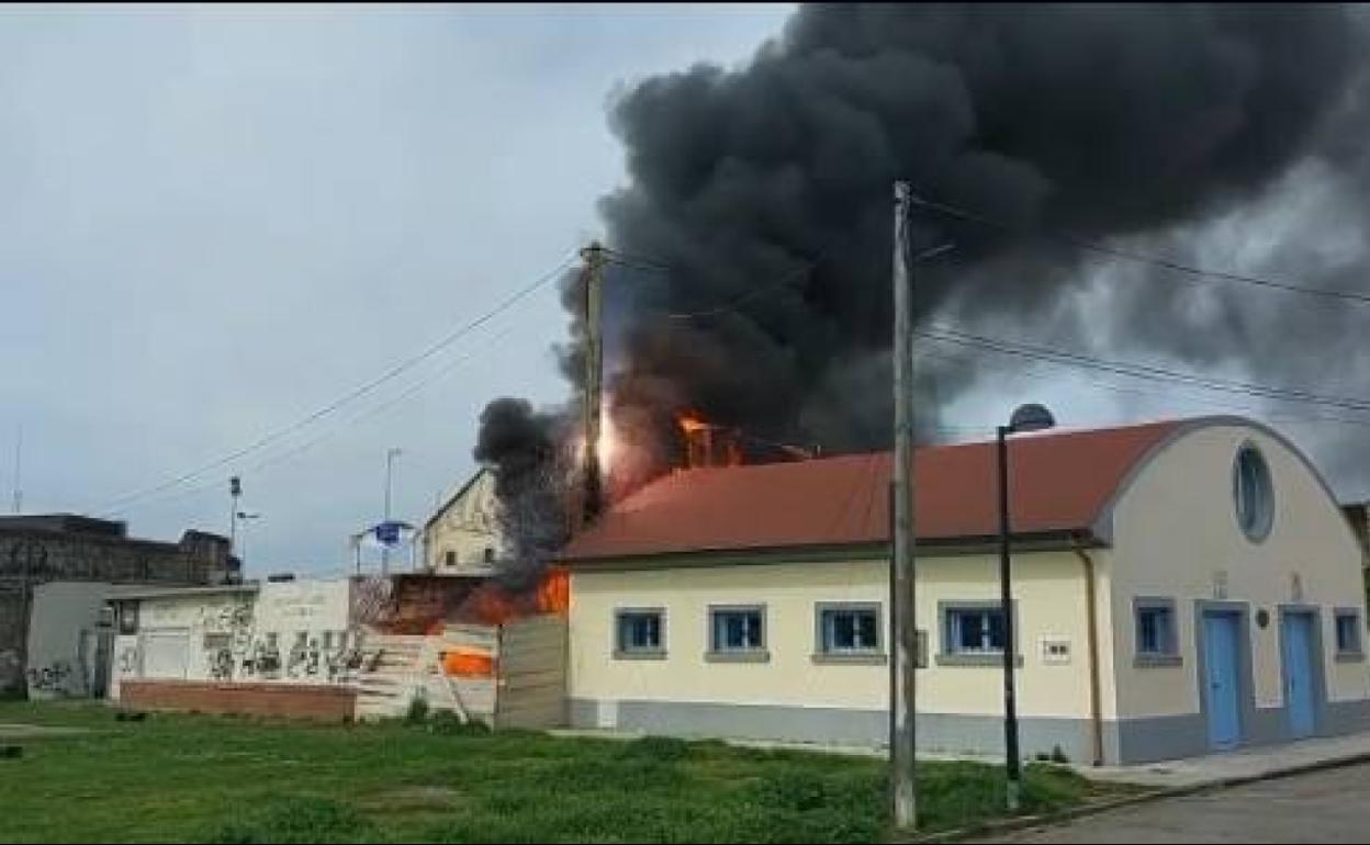 Alarma en Santoña por un aparatoso incendio de cajas de plástico