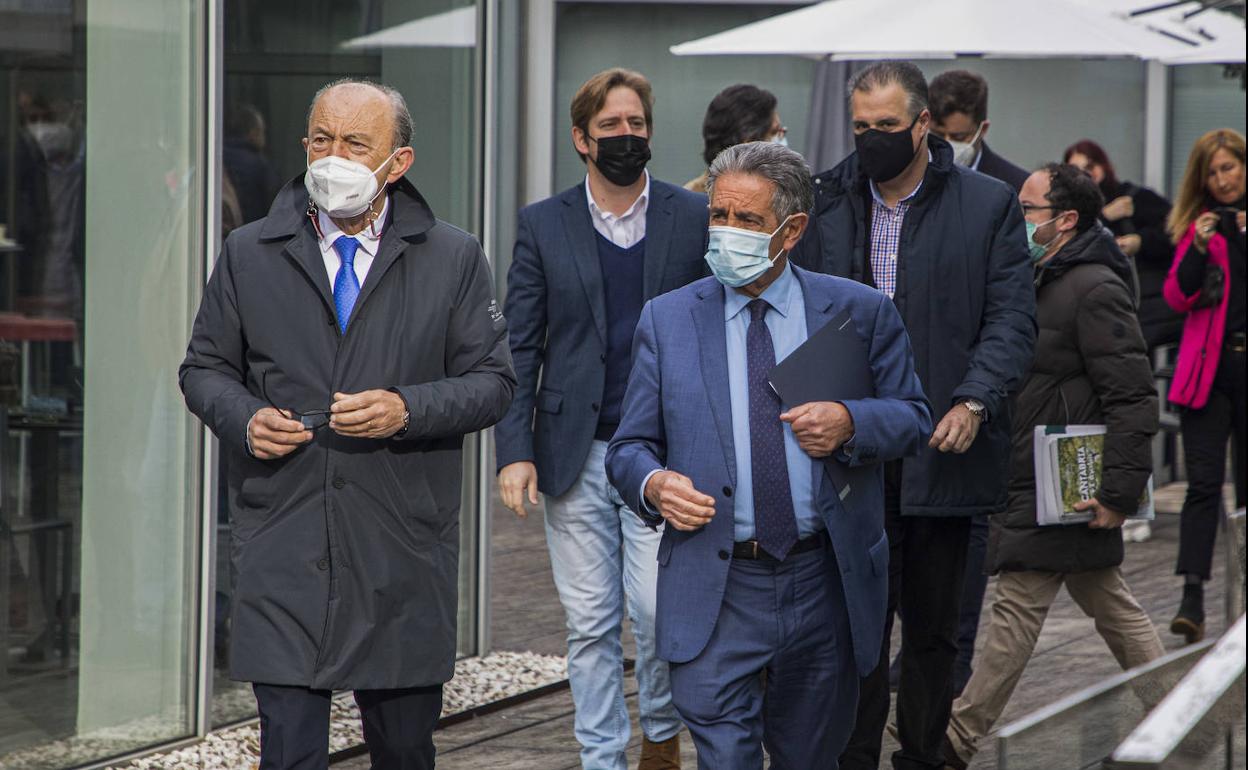 Javier López Marcano y Miguel Ángel Revilla, ayer antes de participar en la reunión de la Alianza por la Industria.