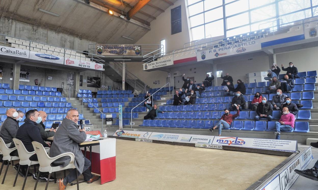 La asamblea de la Federación Cántabra se reunió ayer en la bolera Mateo Grijuela. 