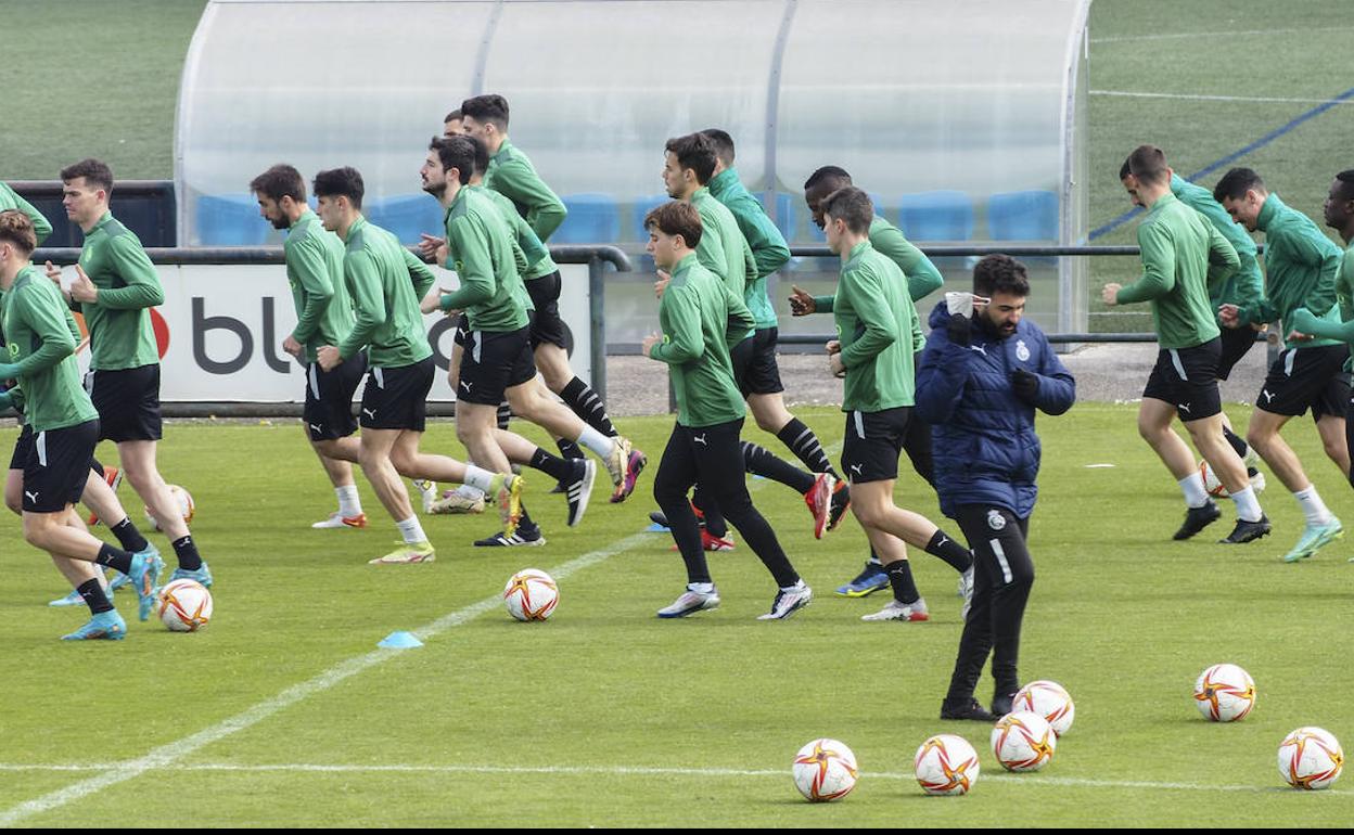 Los jugadores del Racing realizan carrera continua en La Albericia, con su entrenador, Guillermo Fernández Romo, en primer plano