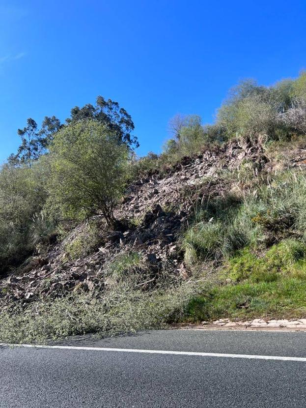 Retirado el argayo que esta tarde cortó un carril de la A-8 cerca de Cabezón