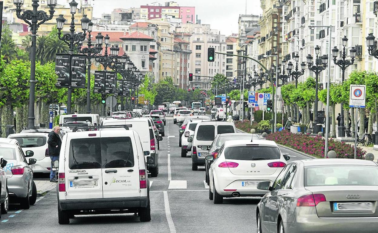 Tráfico en el Paseo Pereda, la zona más céntrica de Santander y que se verá afectada por la Zona de Bajas Emisiones