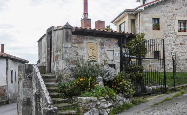 El pueblo conserva distintos palacios y casonas de entre los siglos XVII y XIX.