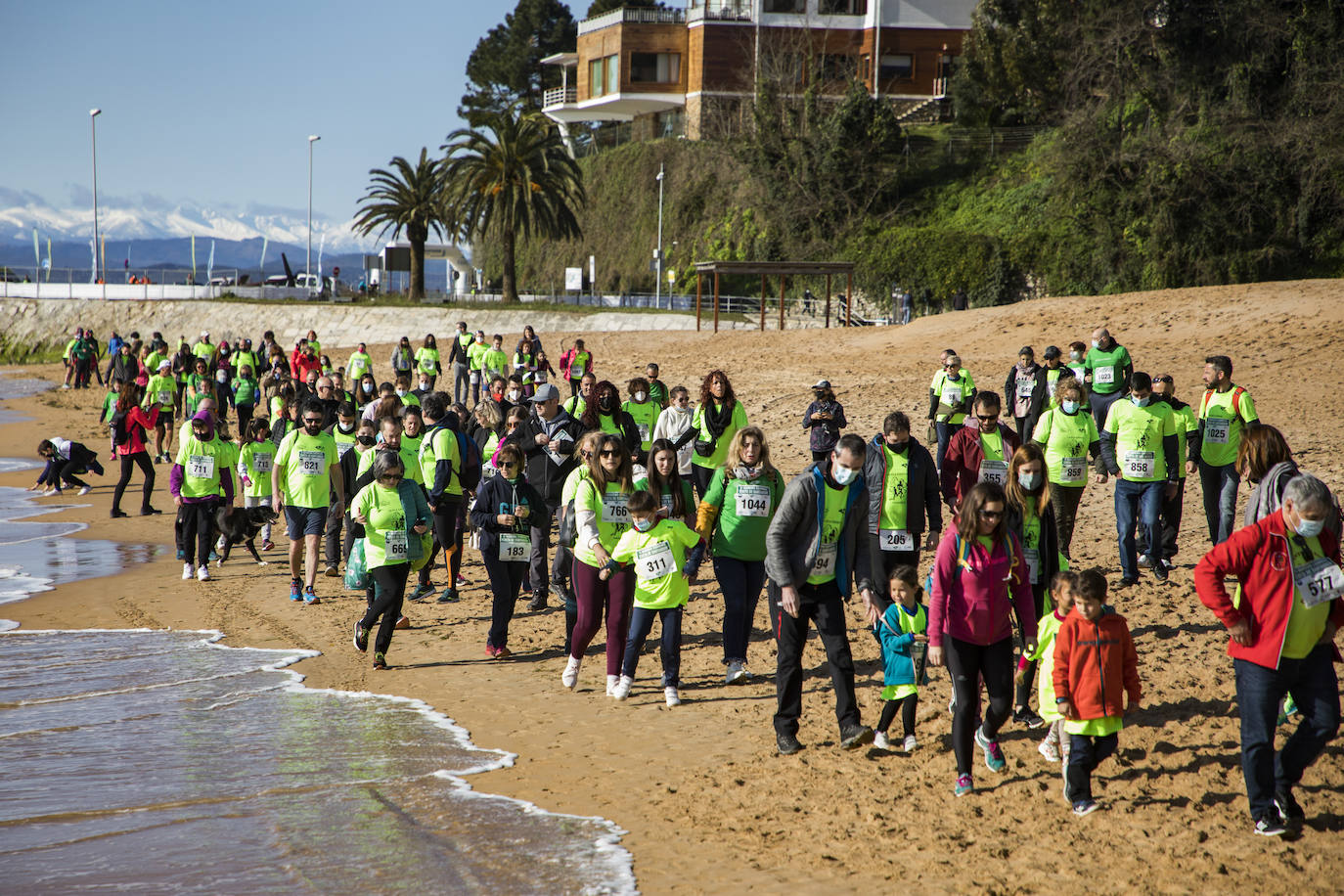 Santander ha celebrado este domingo el II Trail Solidario en apoyo a los enfermos de ELA, organizado por la asociación CanELA con la colaboración del Ayuntamiento. La prueba, concebida para todos públicos y cuya inscripción ha tenido un precio simbólico de 10 euros, ha arrancado a las 10.00 horas desde la playa de los Peligros y ha recorrido 6,5 kilómetros por la costa.