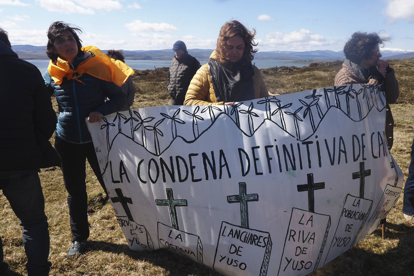 La Sierra del Escudo ha acogido este domingo una protesta contra el futuro parque eólico proyectado en este lugar, en la que grupos vecinales de los valles del centro y sur de Cantabria y la Montaña Palentina afectados por los eólicos han derribado con cuerdas réplicas 'caseras' de los molinos que se pretenden levantar en este paisaje.