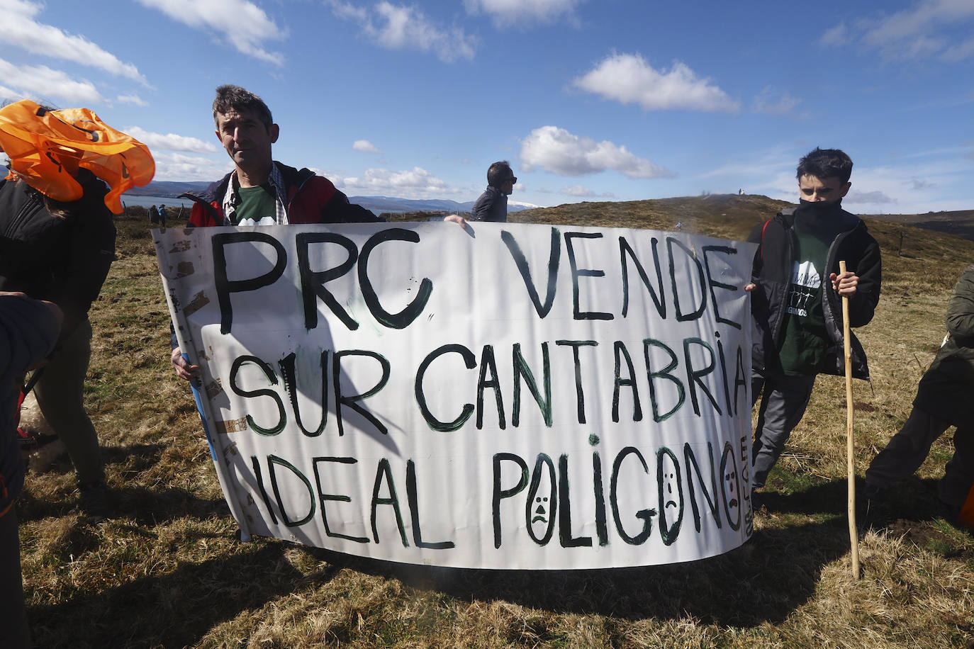 La Sierra del Escudo ha acogido este domingo una protesta contra el futuro parque eólico proyectado en este lugar, en la que grupos vecinales de los valles del centro y sur de Cantabria y la Montaña Palentina afectados por los eólicos han derribado con cuerdas réplicas 'caseras' de los molinos que se pretenden levantar en este paisaje.