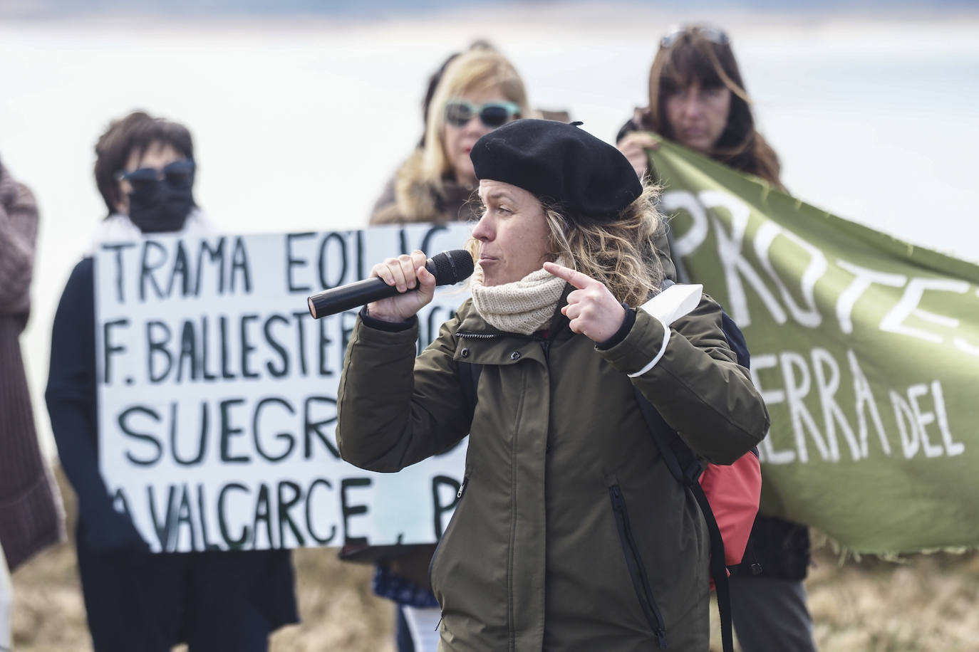 La Sierra del Escudo ha acogido este domingo una protesta contra el futuro parque eólico proyectado en este lugar, en la que grupos vecinales de los valles del centro y sur de Cantabria y la Montaña Palentina afectados por los eólicos han derribado con cuerdas réplicas 'caseras' de los molinos que se pretenden levantar en este paisaje.