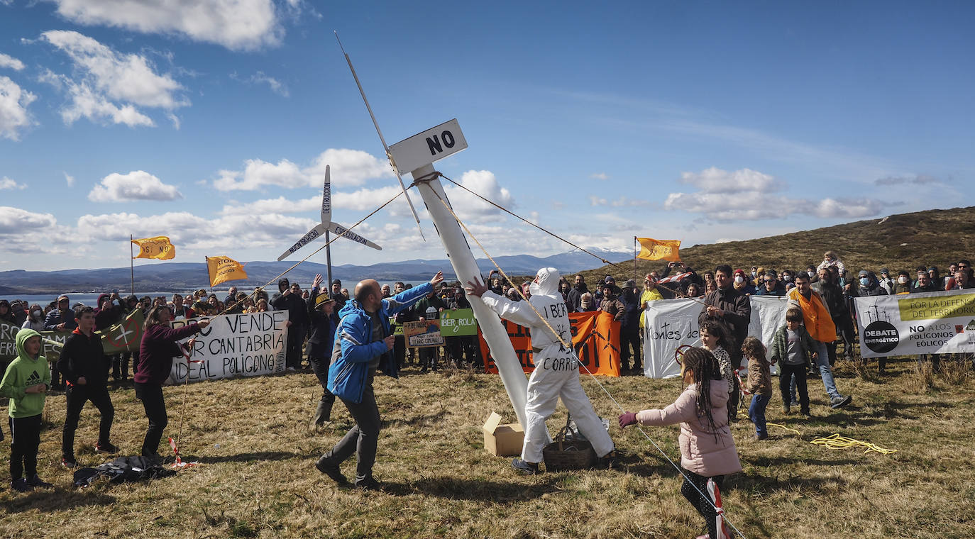 La Sierra del Escudo ha acogido este domingo una protesta contra el futuro parque eólico proyectado en este lugar, en la que grupos vecinales de los valles del centro y sur de Cantabria y la Montaña Palentina afectados por los eólicos han derribado con cuerdas réplicas 'caseras' de los molinos que se pretenden levantar en este paisaje.