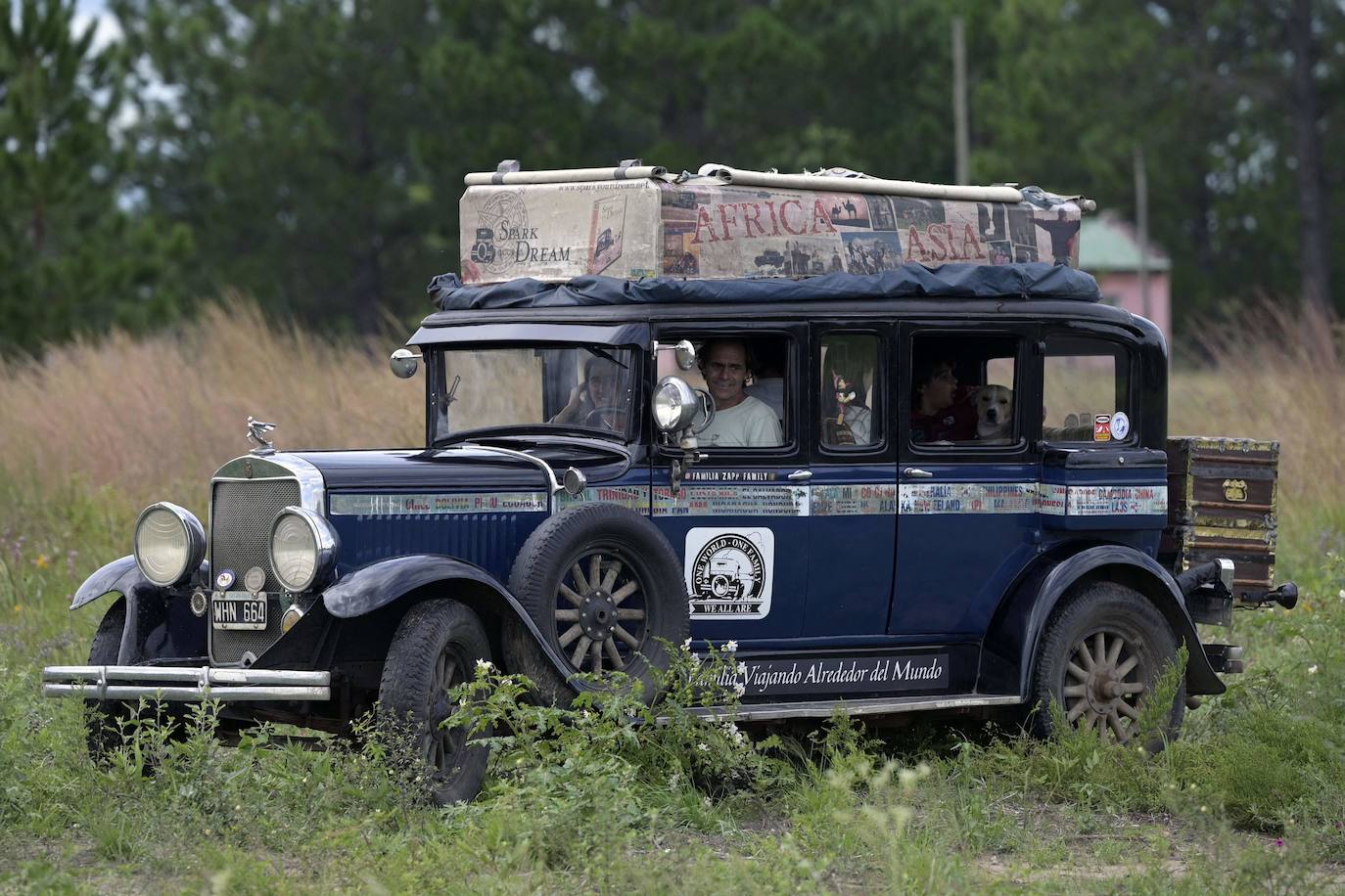 El 25 de enero de 2000, Candelaria y Herman comenzaron el viaje que acaba de terminar tras recorrer 362.000 kilómetros por los cinco continentes a bordo de un coche de 1928. Ahora tienen cuatro hijos, un gato y un perro