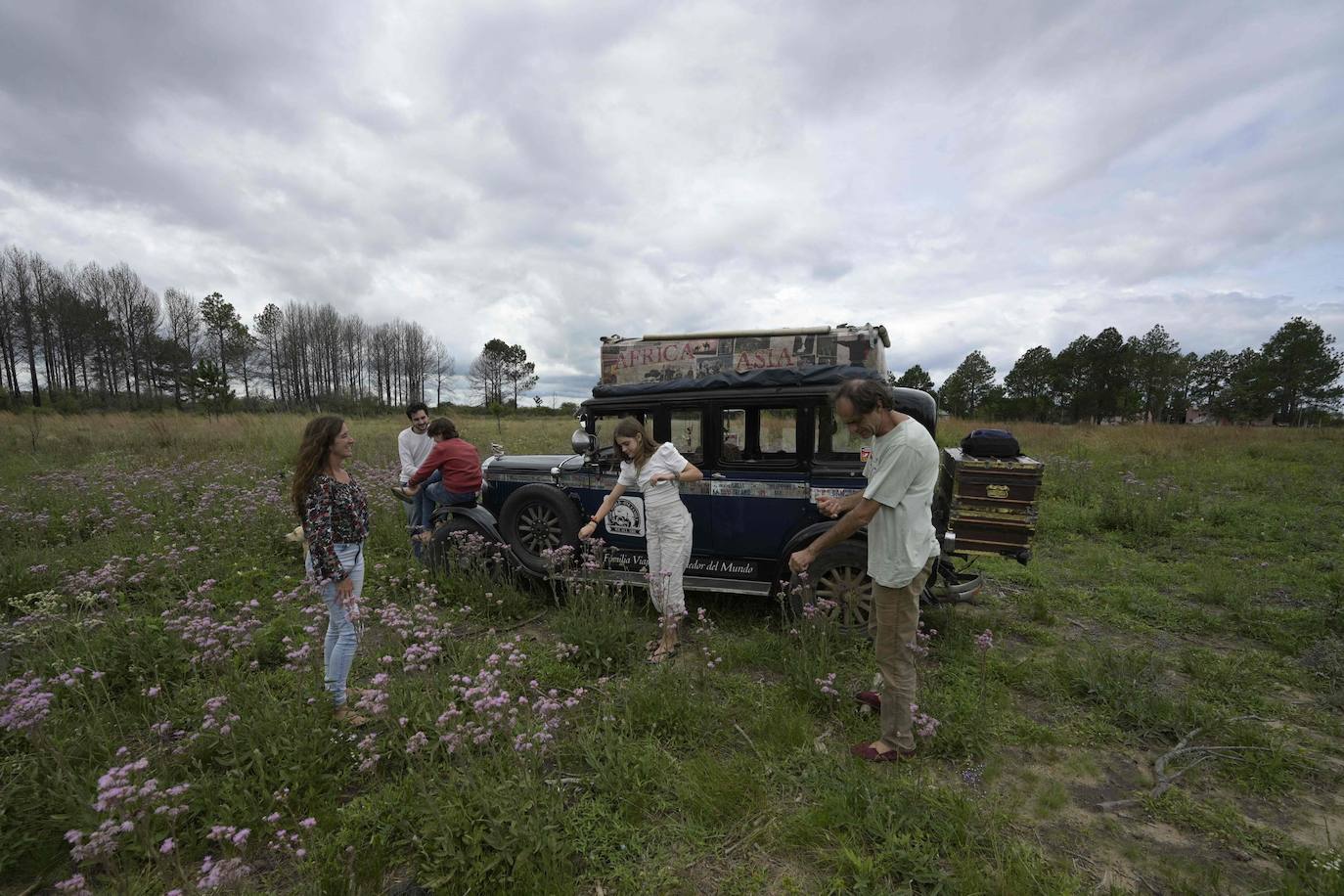 El 25 de enero de 2000, Candelaria y Herman comenzaron el viaje que acaba de terminar tras recorrer 362.000 kilómetros por los cinco continentes a bordo de un coche de 1928. Ahora tienen cuatro hijos, un gato y un perro