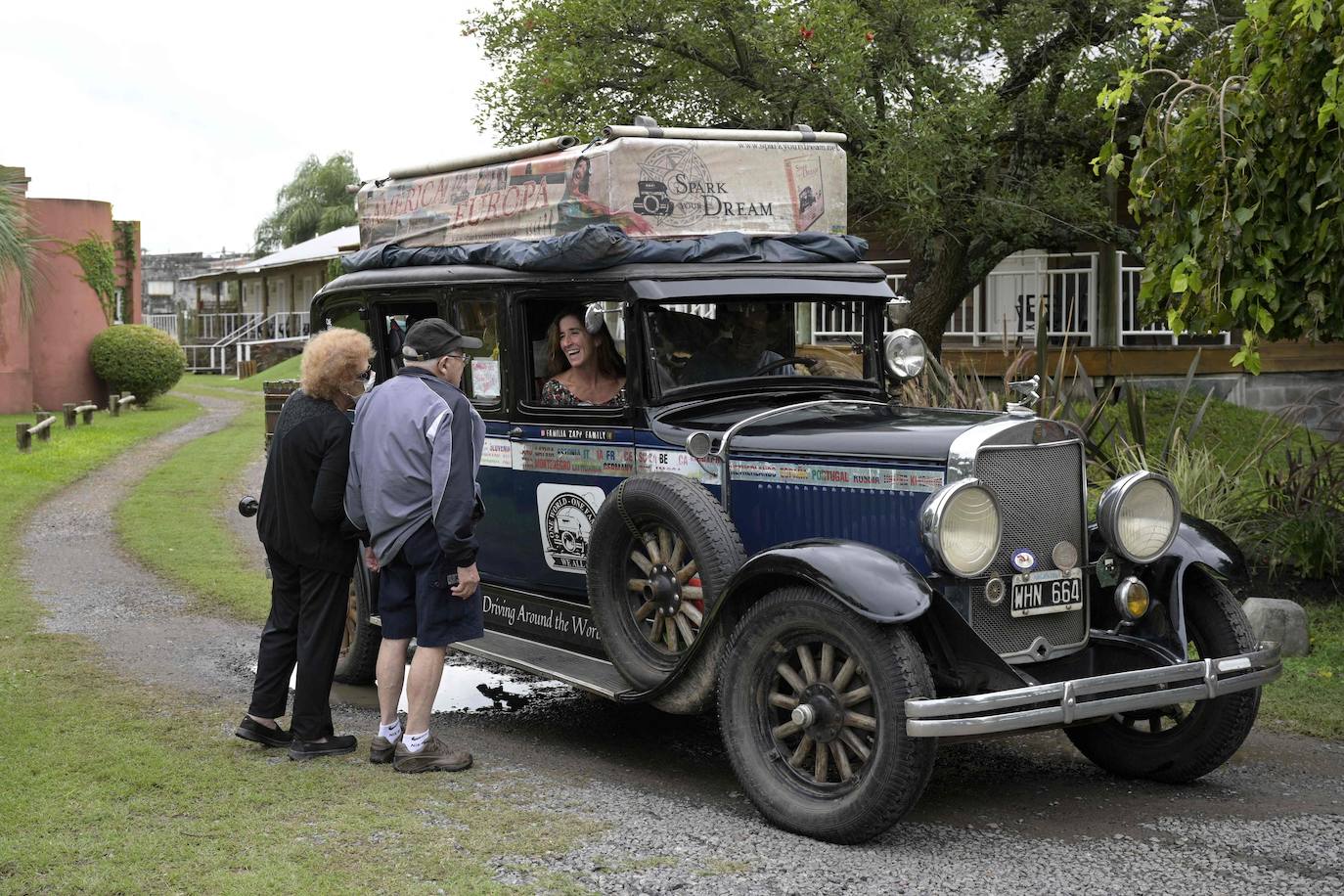 El 25 de enero de 2000, Candelaria y Herman comenzaron el viaje que acaba de terminar tras recorrer 362.000 kilómetros por los cinco continentes a bordo de un coche de 1928. Ahora tienen cuatro hijos, un gato y un perro