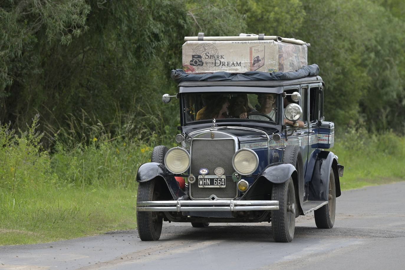 El 25 de enero de 2000, Candelaria y Herman comenzaron el viaje que acaba de terminar tras recorrer 362.000 kilómetros por los cinco continentes a bordo de un coche de 1928. Ahora tienen cuatro hijos, un gato y un perro