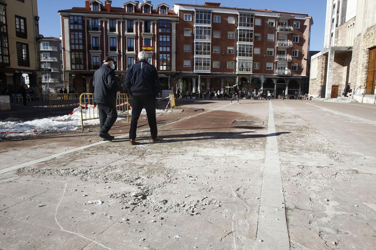 En primer plano, los daños causados en el pavimento de la Plaza Roja por la pista de hielo instalada durante las Navidades.