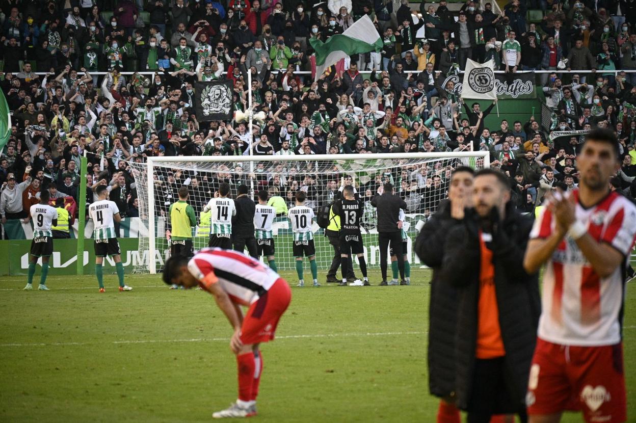 El equipo y la afición disfrutaron de un final de partido juntos en El Sardinero. 