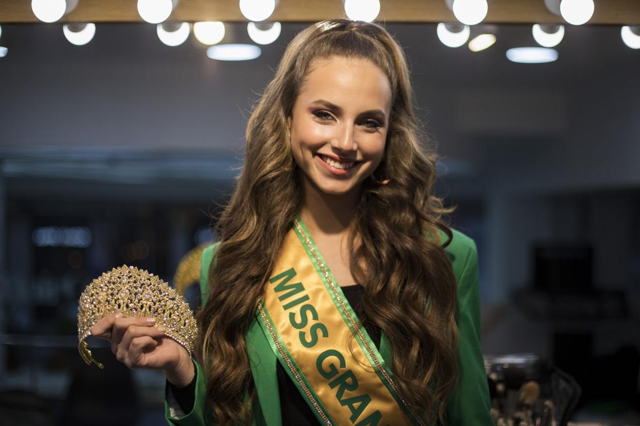 María Fernando Pardo, con su corona de 'Miss Grand Cantabria 2021.