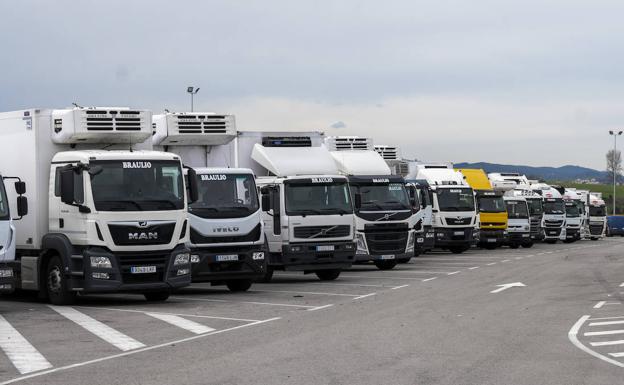 Camiones parados en la empresa logística Bodegotrans, en el polígono de Tanos-Viérnoles