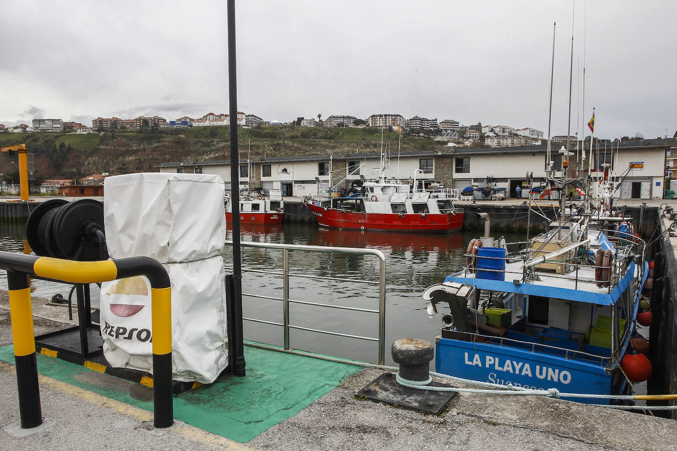 Puerto de Suances con la flota amarrada