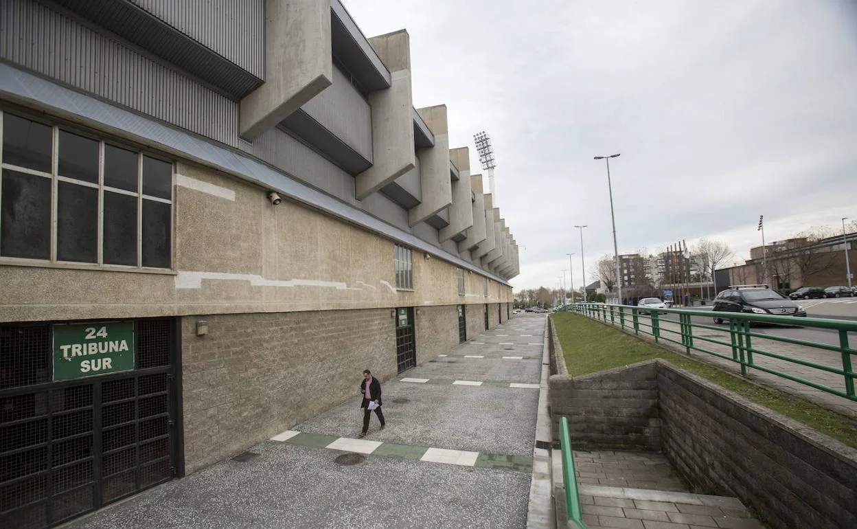 El Ayuntamiento de Santander reparará «de inmediato» las puertas y la iluminación de los Campos de Sport