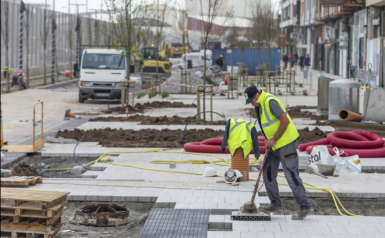 La alcaldesa y el concejal de Fomento han visitado las obras este martes junto con los vecinos de la zona.