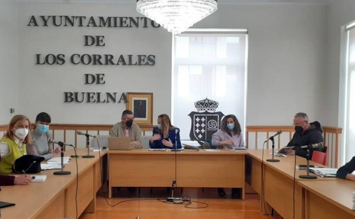 Participantes en la mesa de coordinación en el Ayuntamiento de Los Corrales.