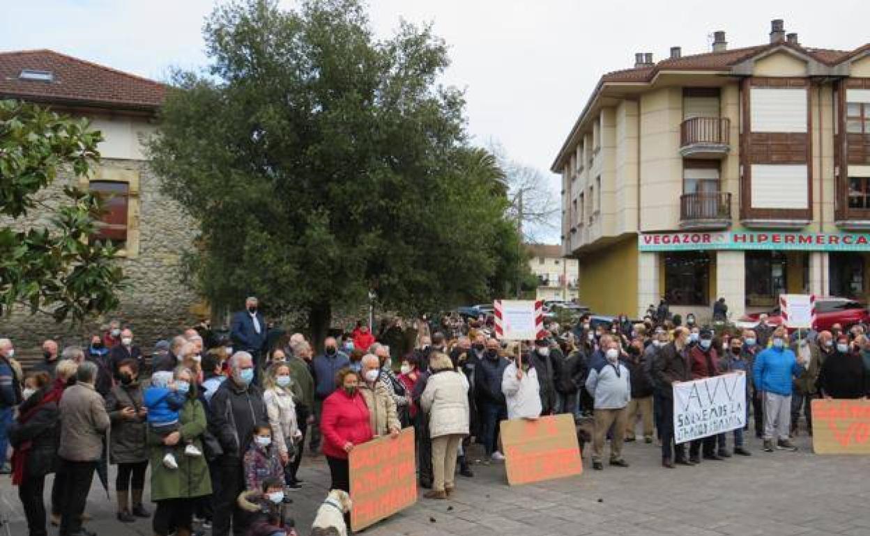 Imagen de la protesta de los vecinos de Voto por la falta de médicos el pasado mes de febrero. 