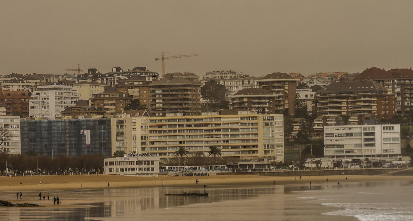 Se trata del polvo procedente de Nigeria, Mali y Burkina Faso y es inusual ver una calima tan rojiza y abundante en el norte de España