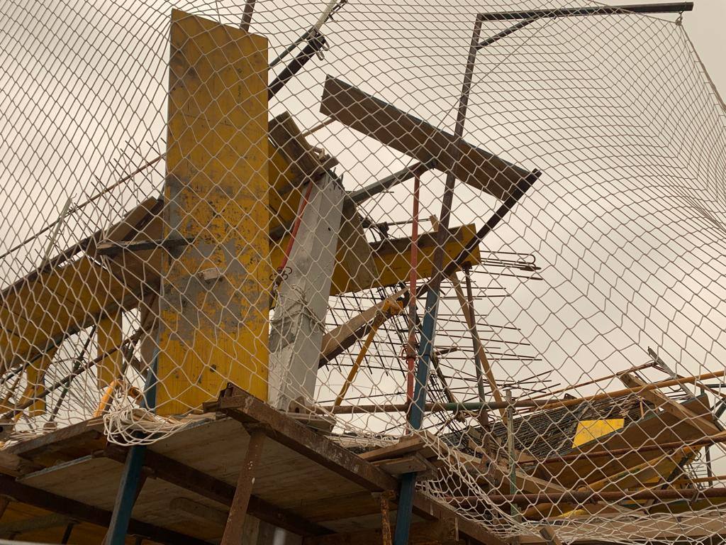 Fotos: Imágenes del derrumbe en la estructura de las bodegas en obras