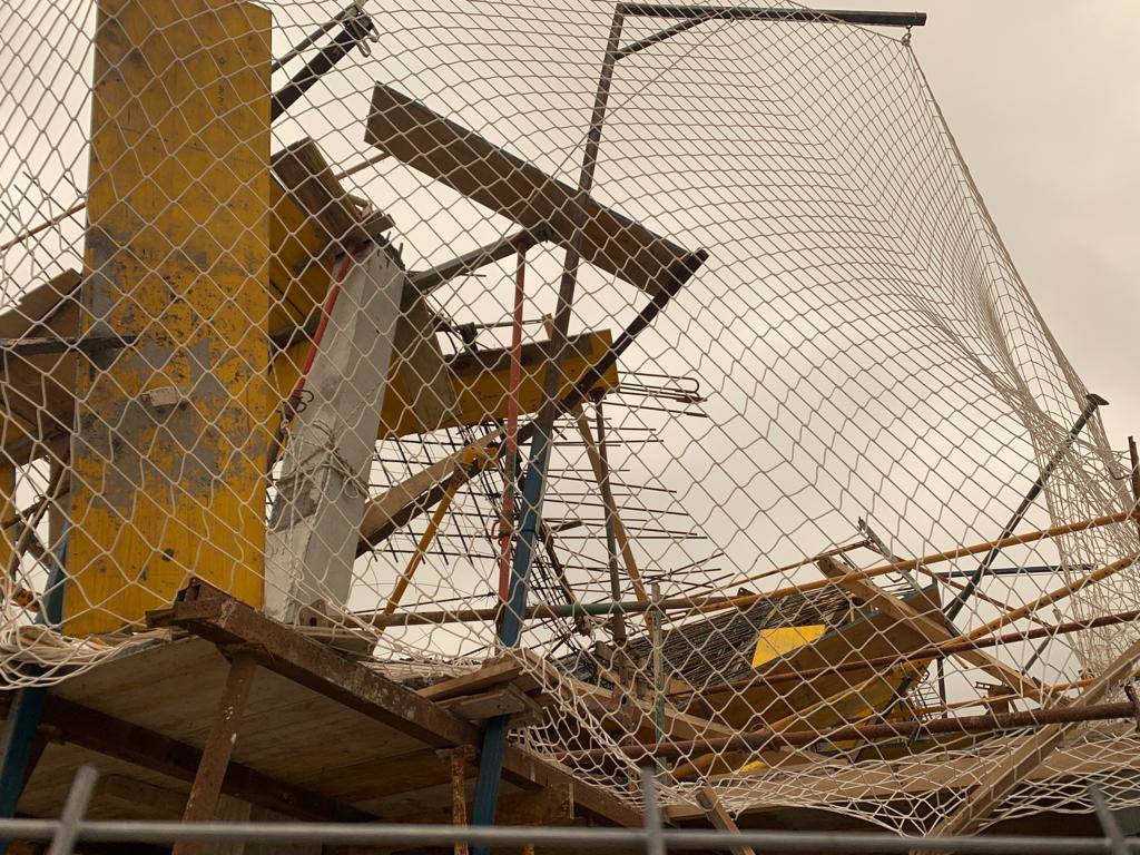 Fotos: Imágenes del derrumbe en la estructura de las bodegas en obras