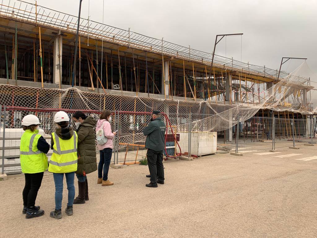 Fotos: Imágenes del derrumbe en la estructura de las bodegas en obras