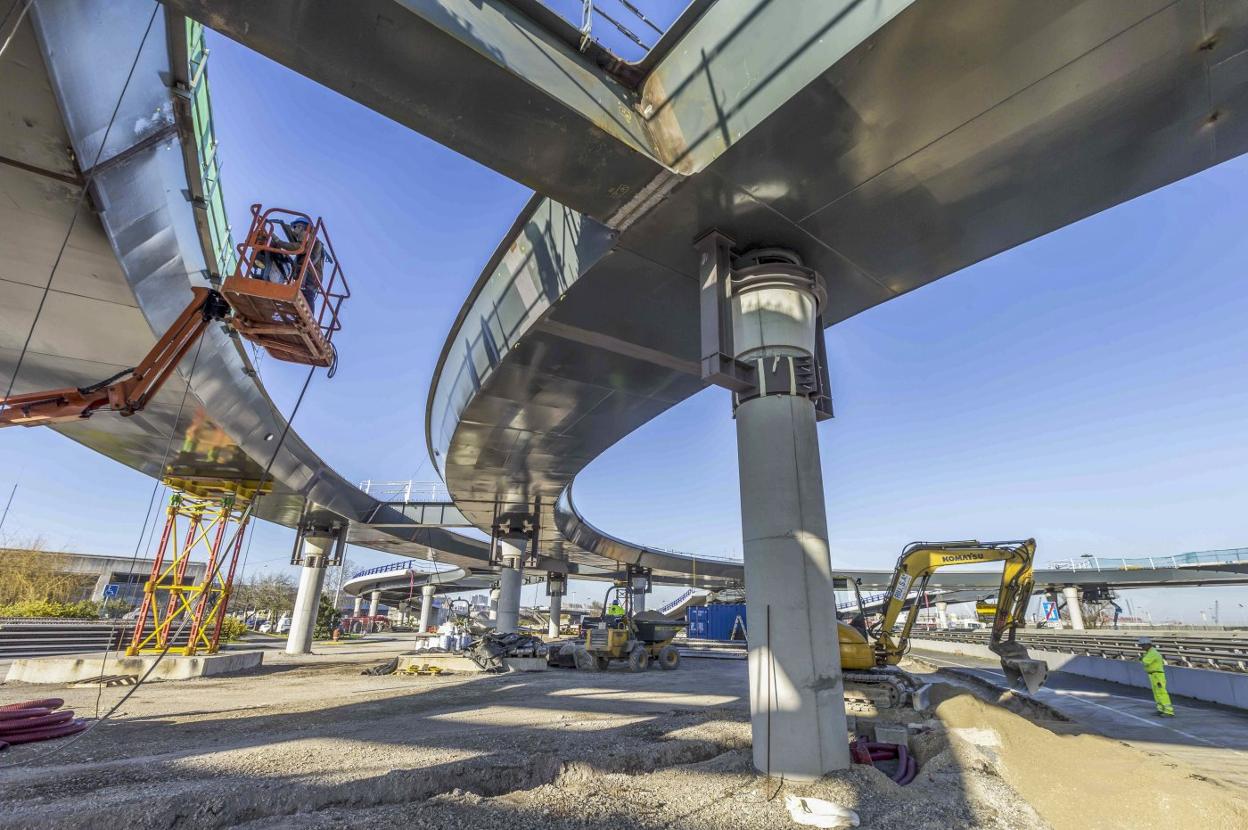 Obras del nuevo acceso al Puerto de Santander, junto a la Autovía S-10. 