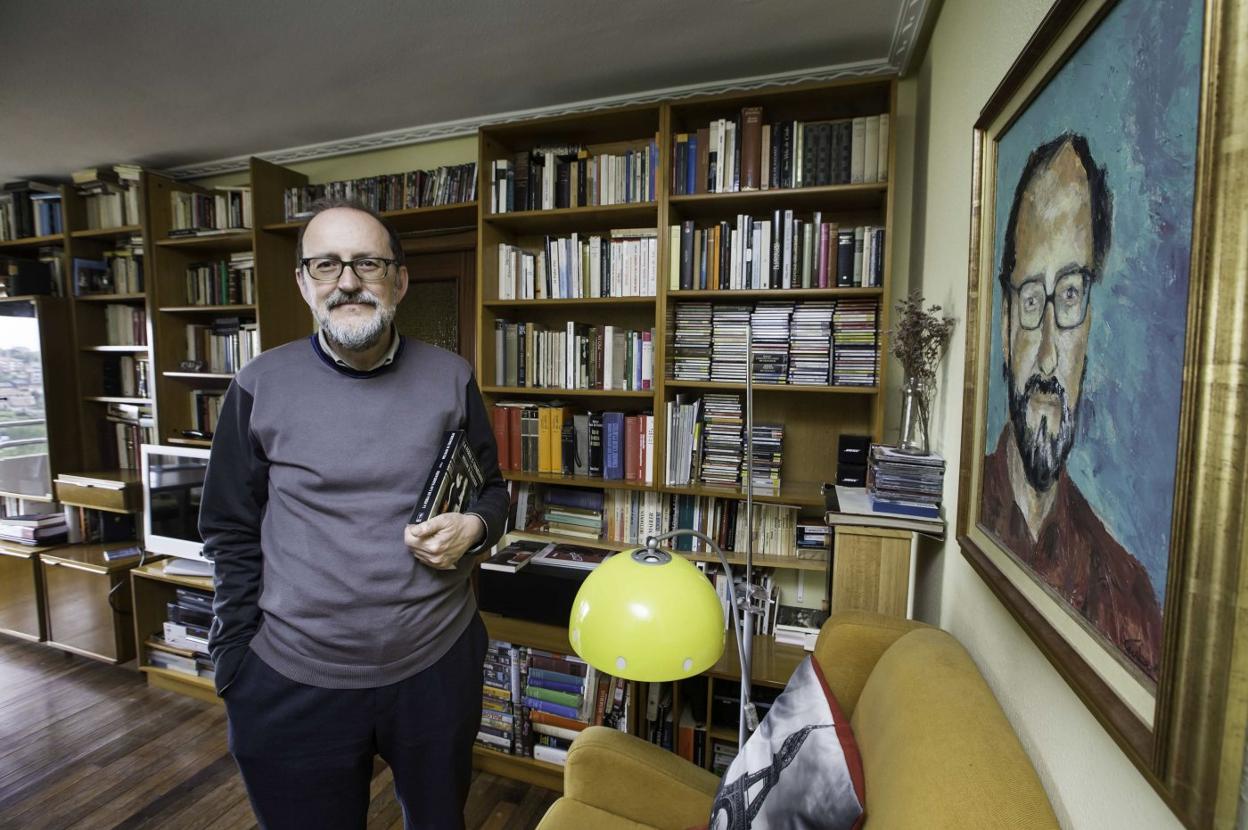 Enrique Álvarez, que publica su séptima novela, posa junto a su biblioteca particular. 