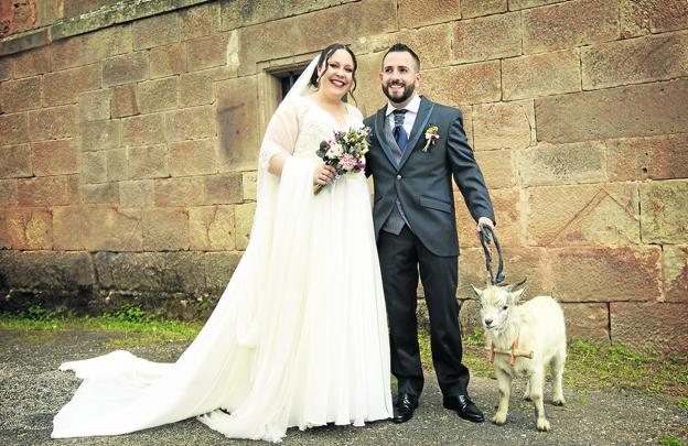 María Velarde y Víctor Fernández se casaron el 22 de mayo del pasado año en Cubillo de Ebro. Al salir de la iglesia sus amigos les regalaron una cabra enana.